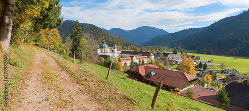 Schöner Wanderweg rund um das Kloster Ettal im Herbst photo