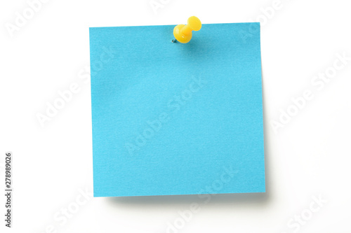 Posit de color azul y marcador amarillo clavado sobre fondo blanco