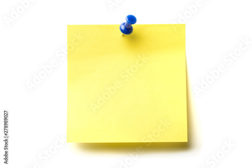 Posit de color amarillo y marcador azul clavado sobre fondo blanco photo