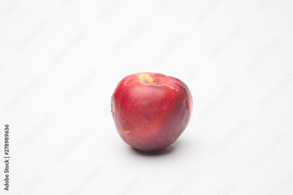 Nactarina roja y madura, cultivada de forma ecológica, sin productos químicos ni pesticidas Nactarina roja y madura, cultivada de forma ecológica, sin productos químicos ni pesticidas