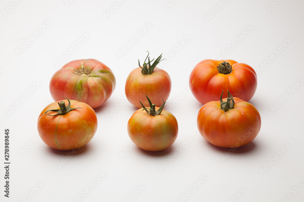 Tomates ecológicosrecien cogidos del campo, preparados para ser vendidos y comidos, Tomates ecológicosrecien cogidos del campo, preparados para ser vendidos y comidos,