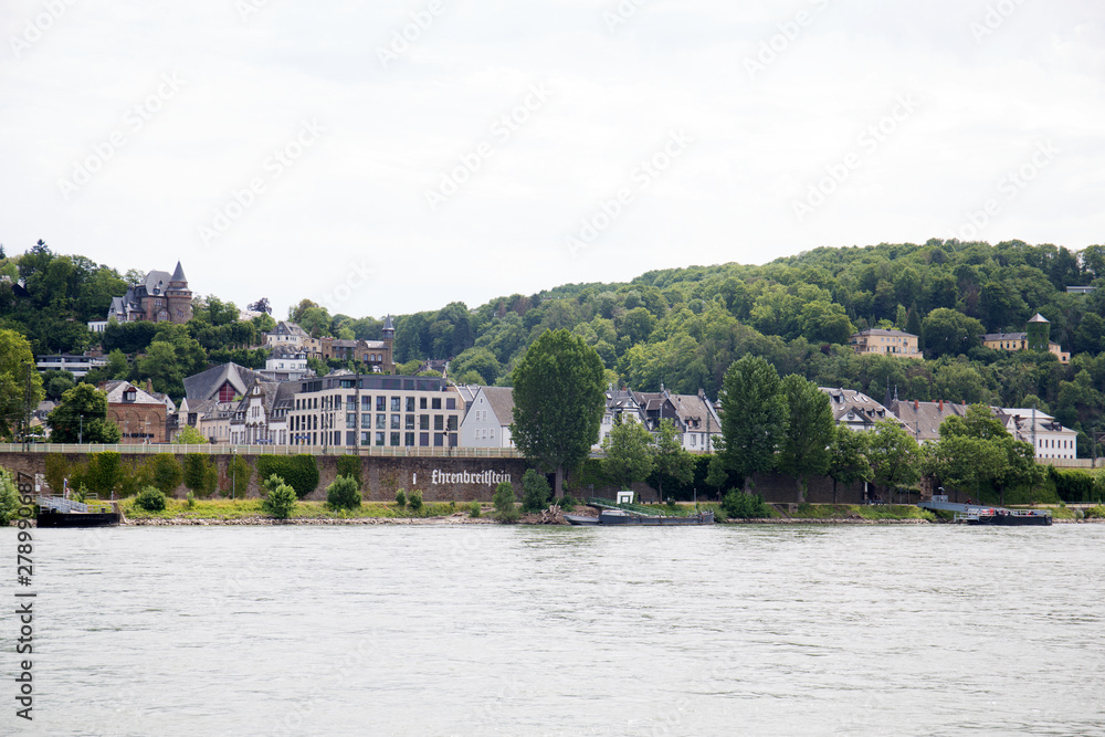 Fototapeta premium blick auf ein baugebiet am rhein in koblenz und umgebung fotografiert während einer schiffstour auf dem rhein in koblenz und umgebung