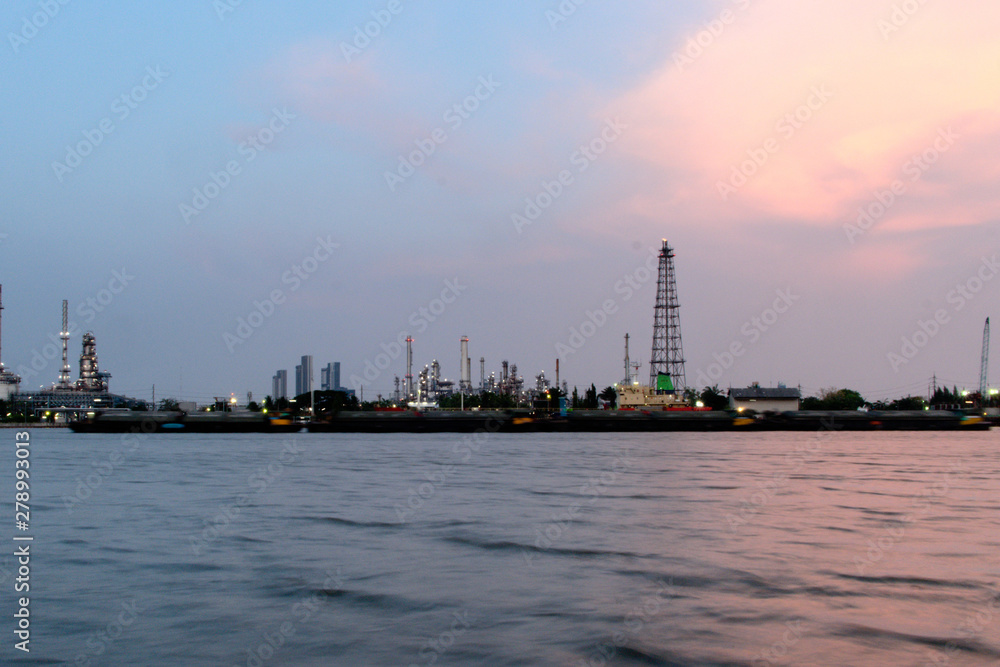 Obraz premium oil refinery at twilight