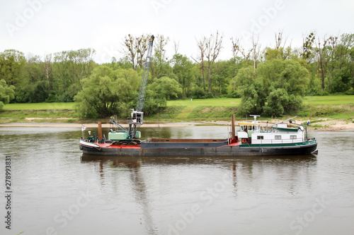 ein Schiff mit Krahn auf der Elbe