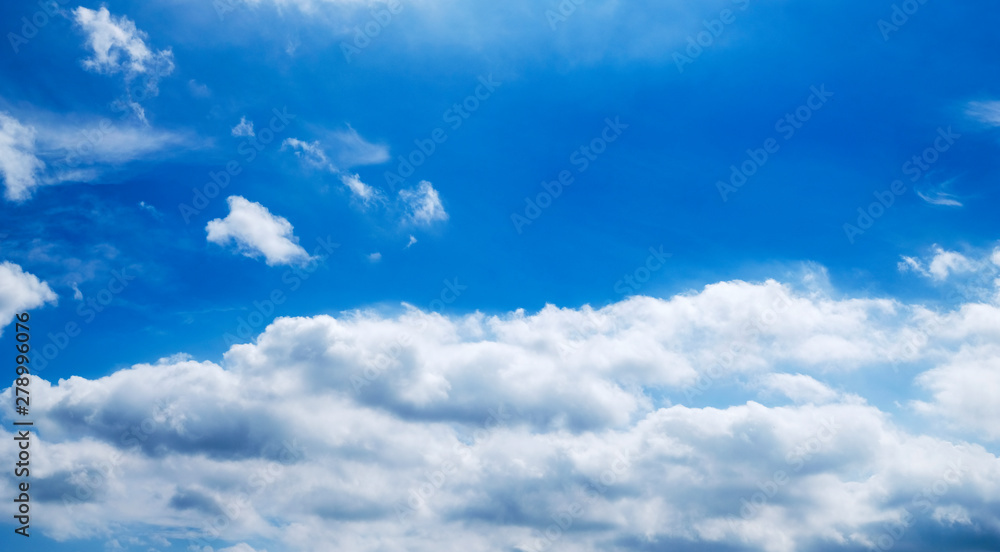 Obraz premium Blue sky with cloud background