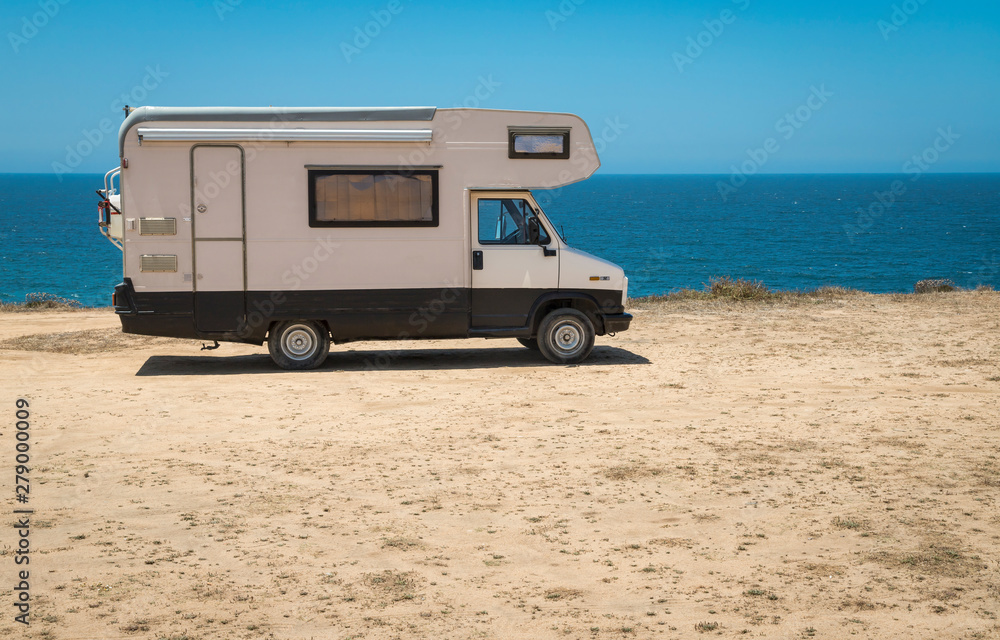 Una autocaravana aparcada en la costa portuguesa, con el océano Atlántico al fondo Una autocaravana aparcada en la costa portuguesa, con el océano Atlántico al fondo