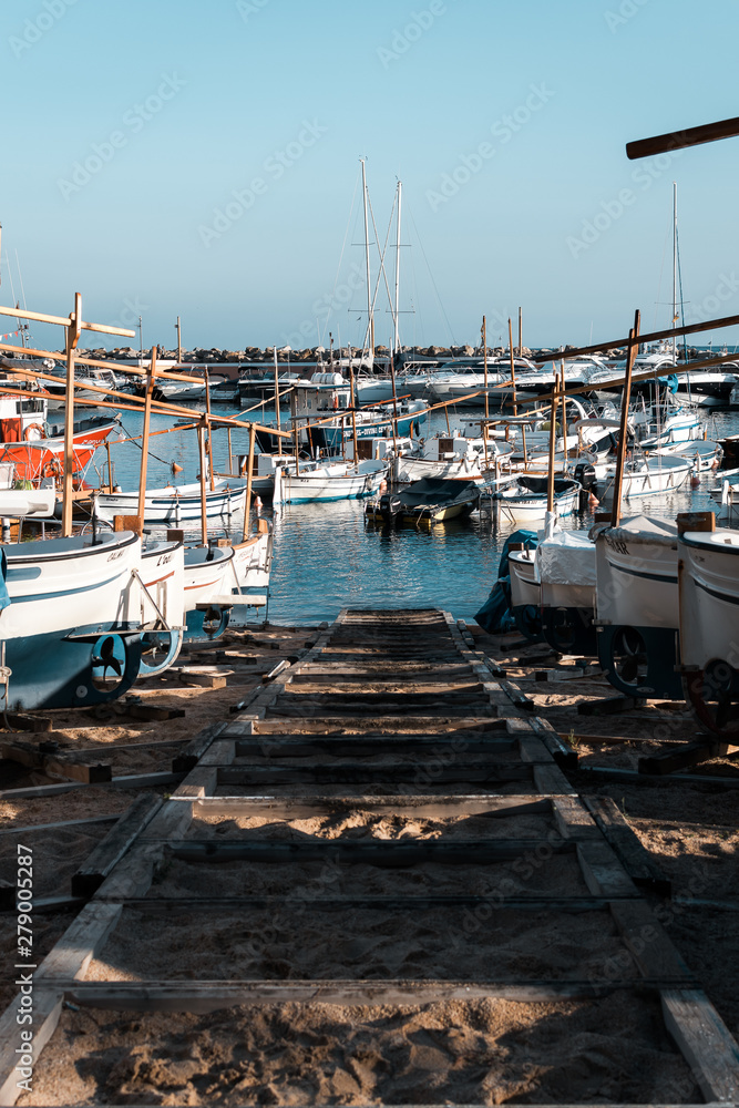 Barcos en el puerto de un pequeño pueblo en Girona durante el verano