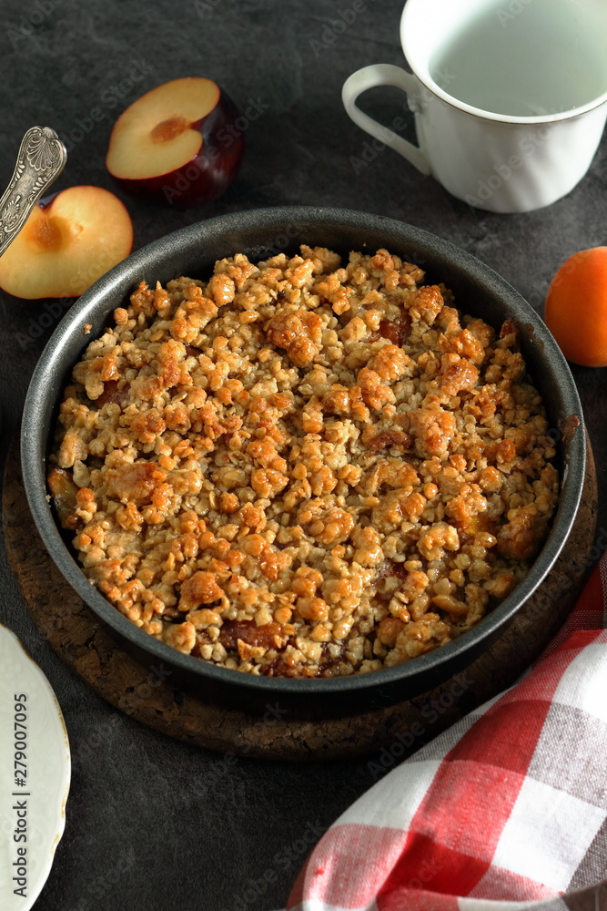 Summer refreshing and rustic crumble with fruits and oats Summer refreshing and rustic crumble with fruits and oats