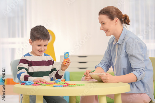 Fotografía Female psychologist working with boy suffering from autistic disorder
