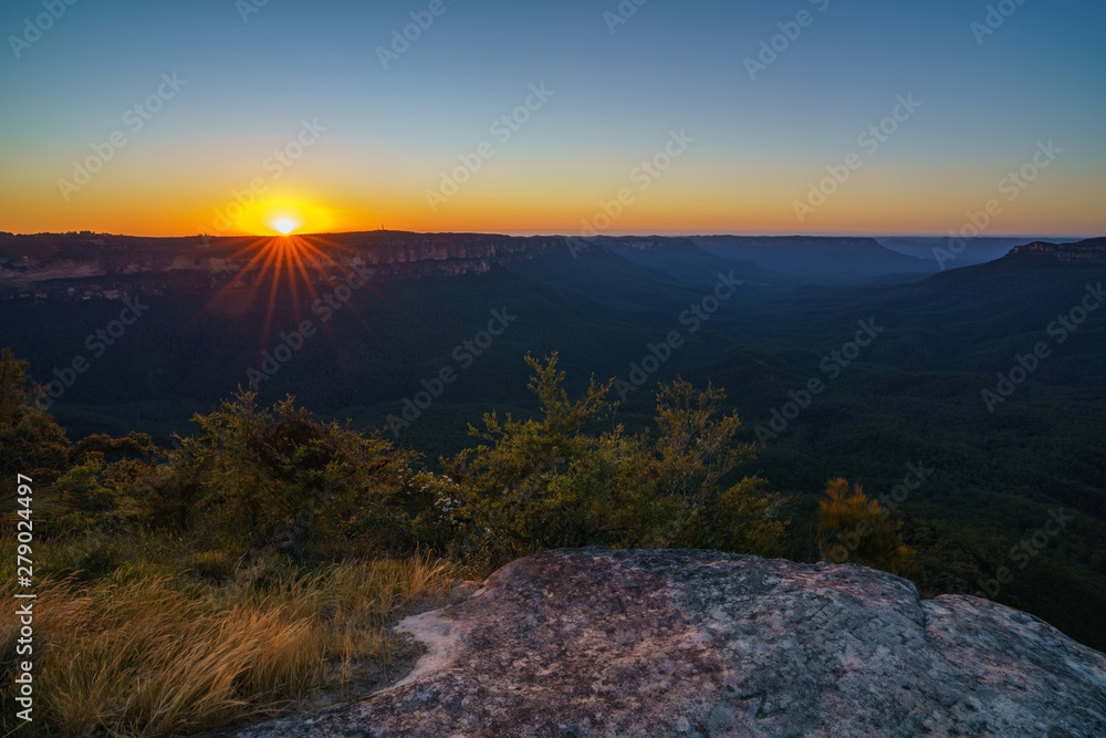 Obraz premium romantic sunrise at sublime point, blue mountains, australia 10