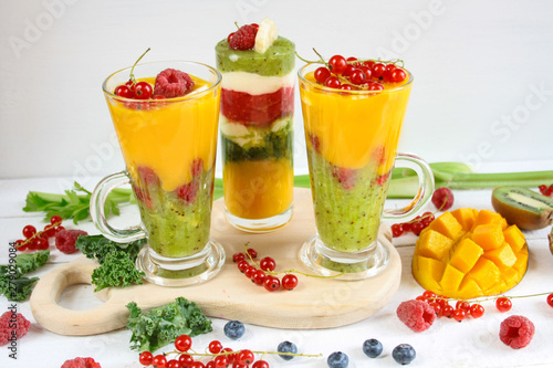  Kolorowe warstwowe smoothie z mango, kiwi, selera naciowego, malin, porzeczek, banana, jarmużu i kremu waniliowego