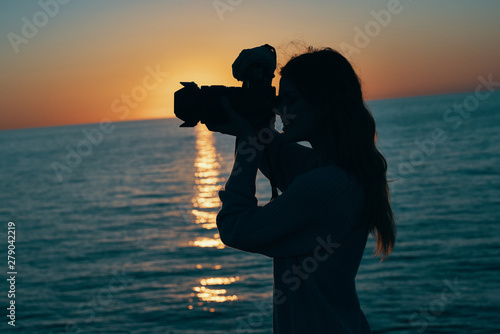 silhouette of a couple at sunset © SHOTPRIME STUDIO