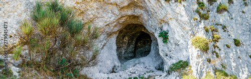 Photo wide view of mountain cave amid the Italian Apennine mountains of the south-east
