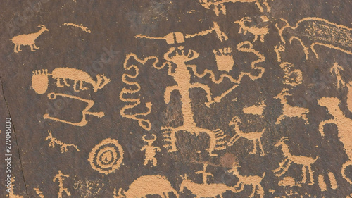 фотографія close up of strange american indian art on newspaper rock, utah