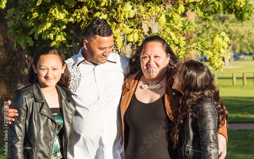 Cuadro en lienzo Portrait of a young Maori family taken outdoors