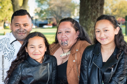 Konstfotografi Portrait of a young Maori family taken outdoors