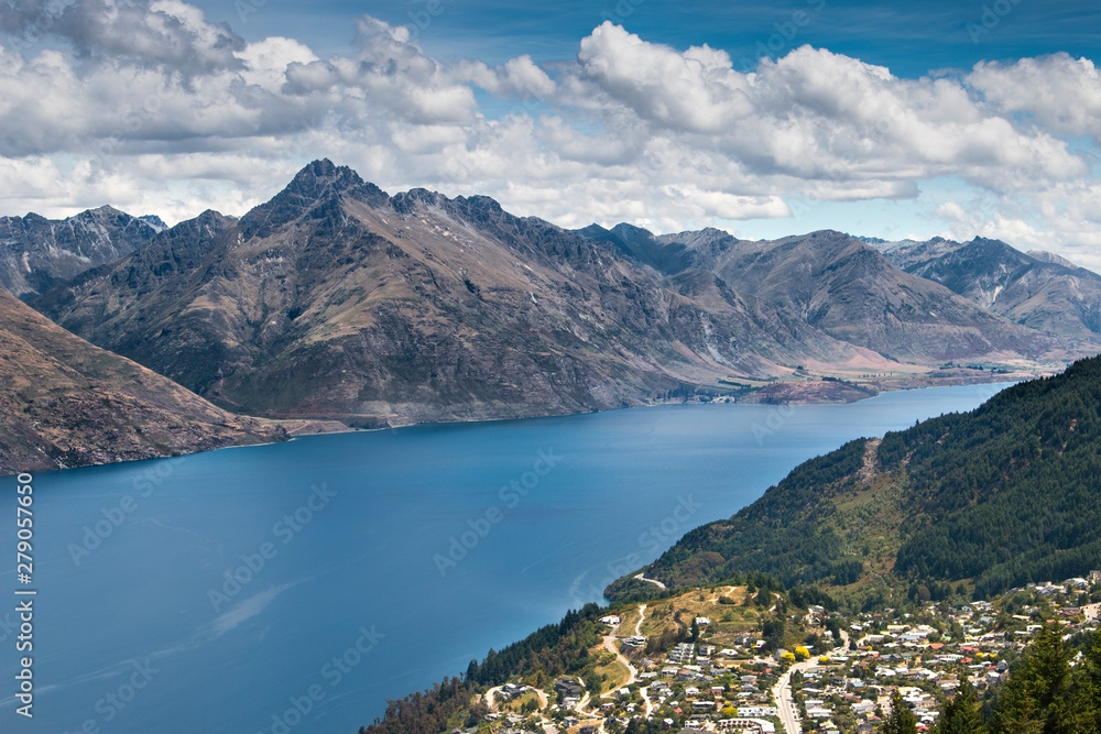 Fototapeta premium lake in the mountains, Queenstown Popular Travel Destination, New Zealand