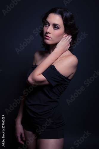 Chica con blusa negra en estudio retrato sentimiento posando
