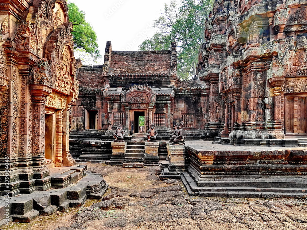 Fototapeta premium Banteay Srei Siem Reap Castle, Cambodia is one of the most beautiful and beautiful castles. Construction of pink sandstone Carved into patterns related to Hinduism, Brahminism