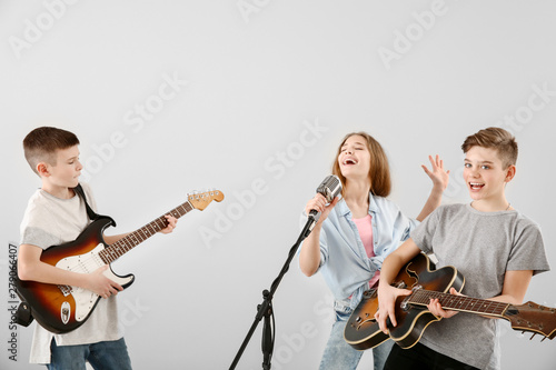 Cuadro en lienzo Teenage musicians playing against light background