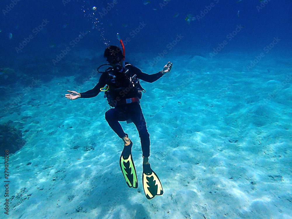 Φωτογραφία A diver enjoying a leisure dive in Tunku Abdul Rahman Park, Kota Kinabalu