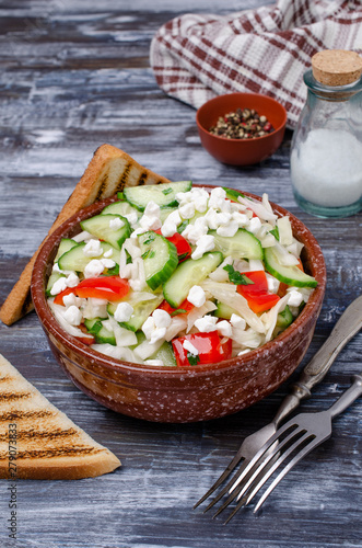 Fotografía Fresh vegetable salad with cottage cheese