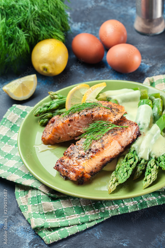Baked salmon with asparagus and hollandaise sauce Baked salmon with asparagus and hollandaise sauce