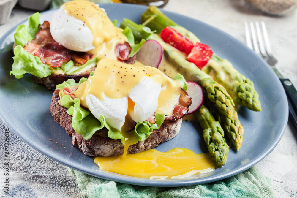 Sandwiches with bacon, poached egg and asparagus Sandwiches with bacon, poached egg and asparagus