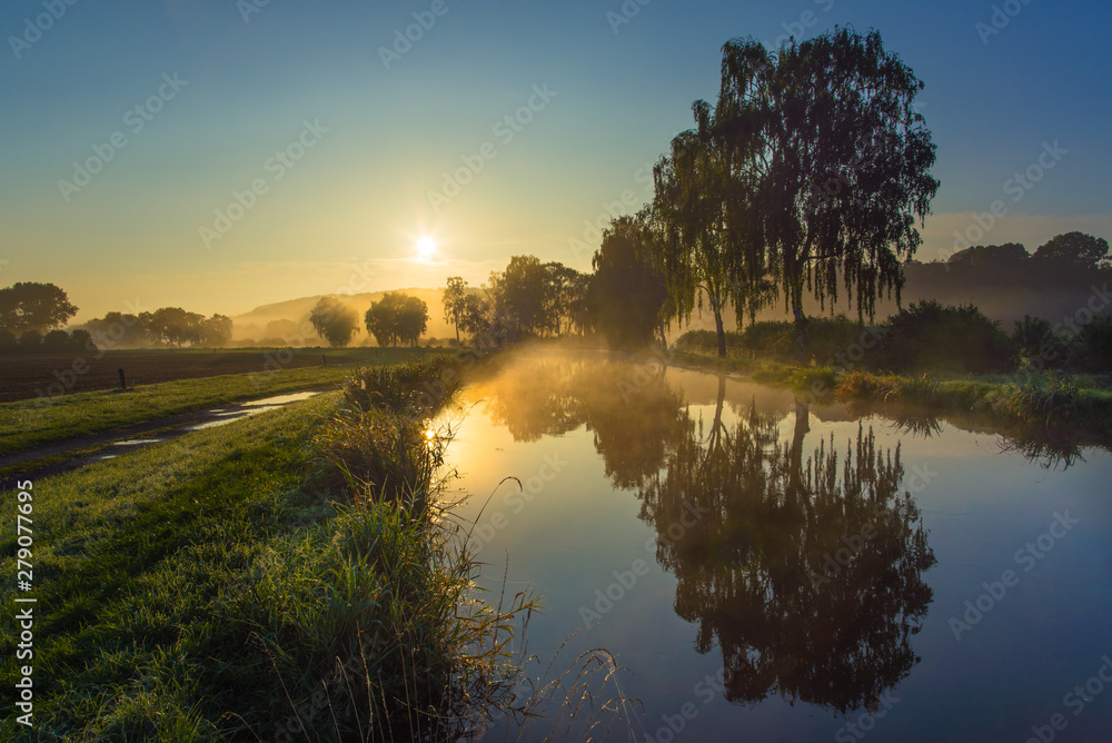 Obraz premium Sonenaufgang an der Ruhr