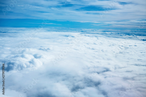 雲の上から見える空の景色