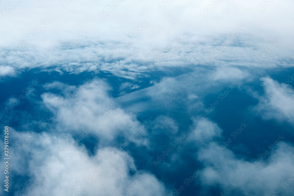 雲の上から見える空の景色