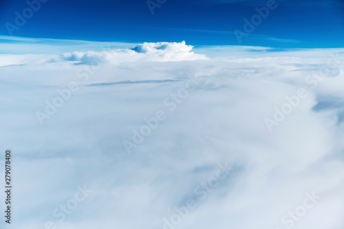 雲の上から見える空の景色