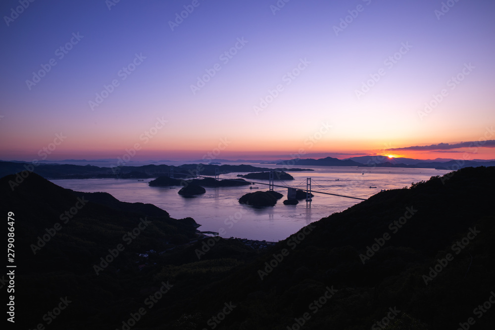 Fototapeta premium 大島亀老山から見た来島海峡大橋(しまなみ海道)