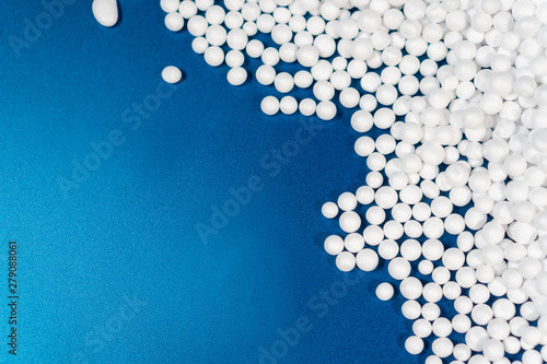 Fotografie white polystyrene foam beads ball drop from Styrofoam machine for fragile stuff
