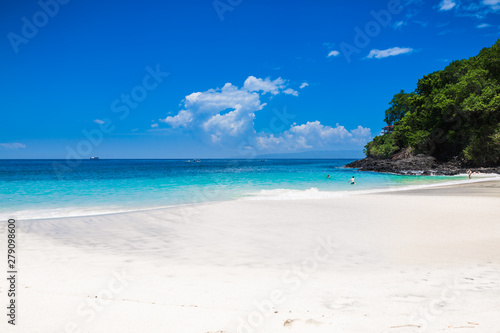 Fototapeta Naklejka Na Ścianę i Meble -  Tropical beach with white sand and blue ocean in Maldives