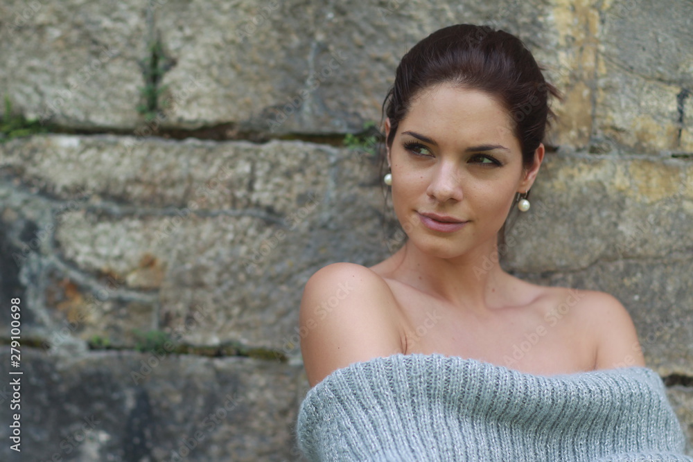 Portrait d'une jolie femme brune en extérieur Portrait d'une jolie femme brune en extérieur
