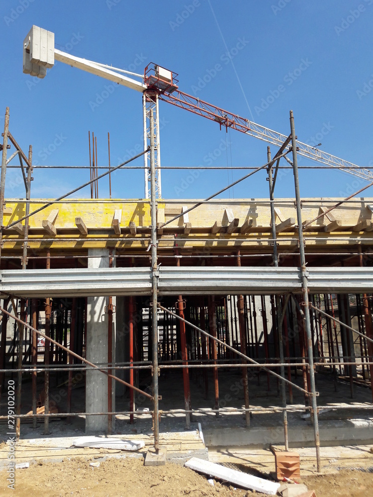 Gru nel cantiere edile - lavori in corso Gru nel cantiere edile - lavori in corso