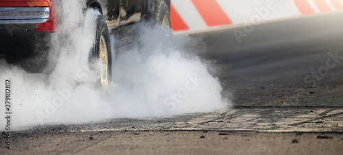 Drag Racing Car spala gumę z opon w ramach przygotowań do wyścigu