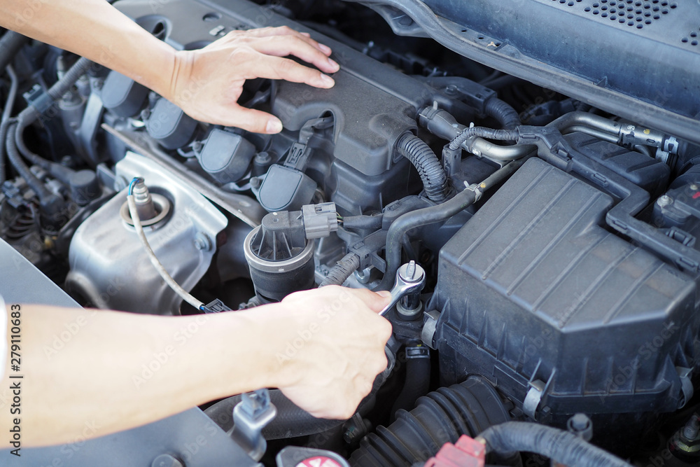 The engine engineer is checking and repairing the car. Off-site care services The engine engineer is checking and repairing the car. Off-site care services