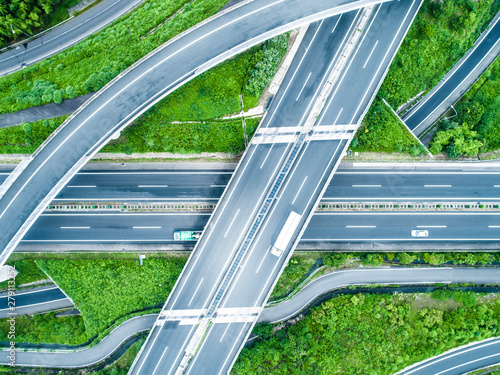 自然の中で交差する複数の道路