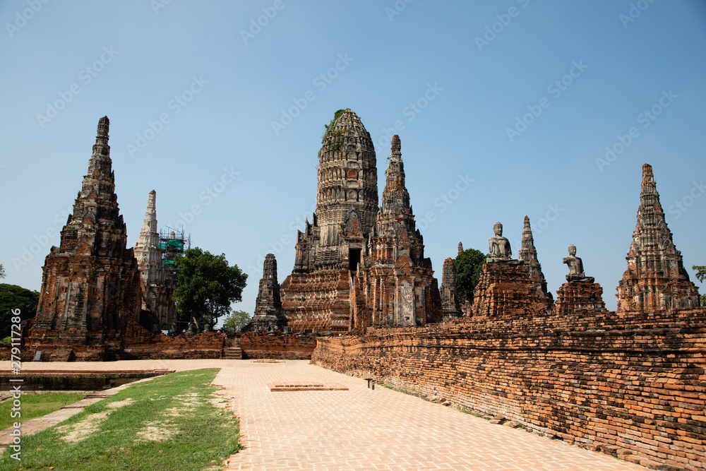 Naklejka premium Distant views of the Ayutthaya ruin temple with sunlight and green grass