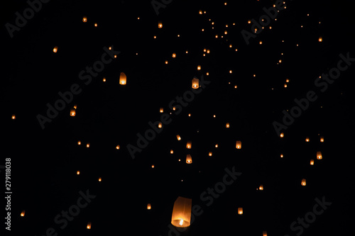 Foto Loi Krathong and Yi Peng released paper lanterns on the sky during night