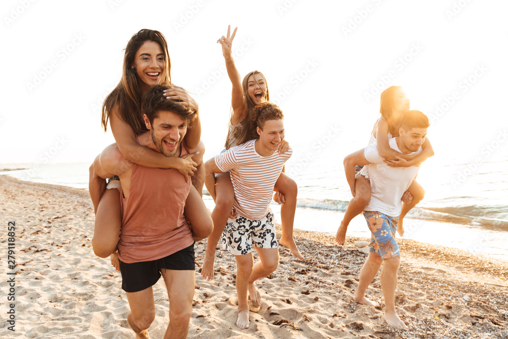 Group of cheerful happy young friends having fun - obrazy, fototapety, plakaty 