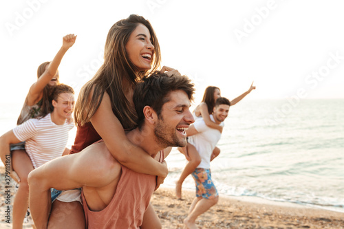 Canvas Print Group of cheerful happy young friends having fun