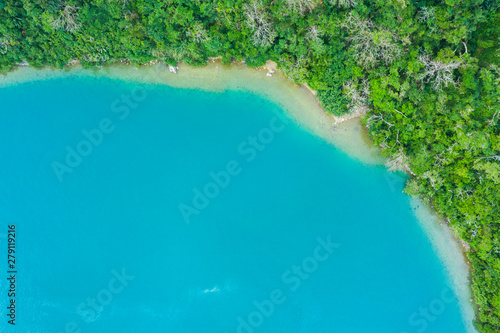 澄んだ海と自然豊かな陸地　空撮