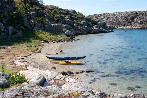Fotografija View of two kayaks lying on the shore of a bay on the archipelago coast of western Sweden