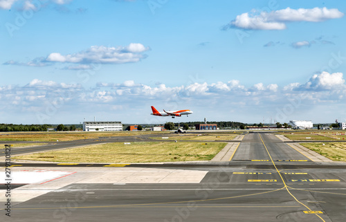 Fotografija the plane lands at the airport