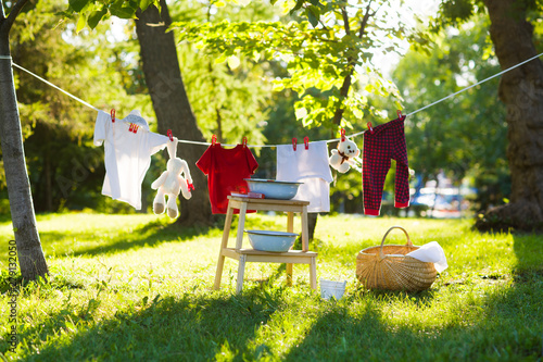 Foto clothes and toys hanging on the clothesline in the summer outdoors
