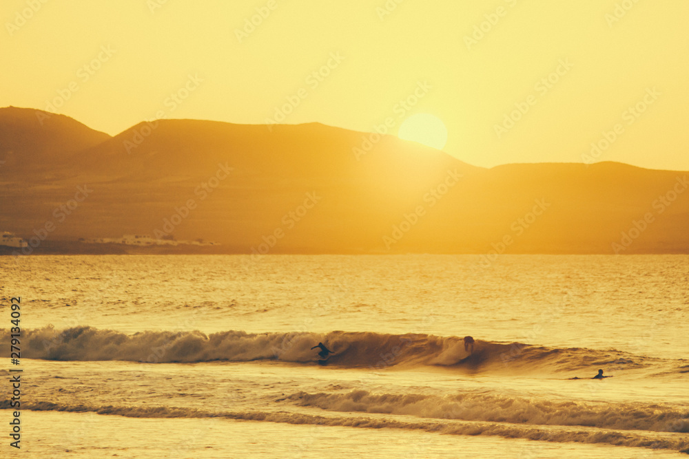 Atardecer Dorado Playa de Famara en la isla de Lanzarote Atardecer Dorado Playa de Famara en la isla de Lanzarote