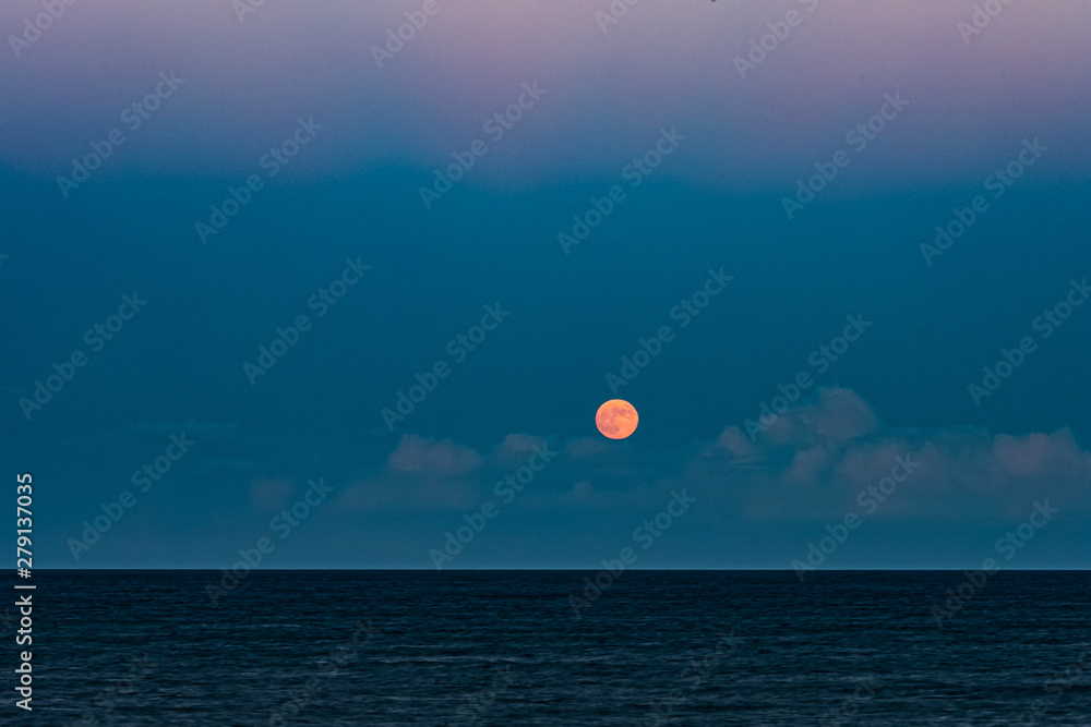 Alba lunare del 17 luglio 2019 vista dalla costa ionica di Riposto